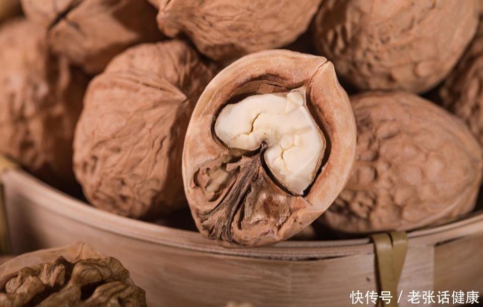 每天吃核桃坚持半年有什么效果(每天坚持吃一把核桃的人，最后怎么样了？5个好处或“不请自来”)
