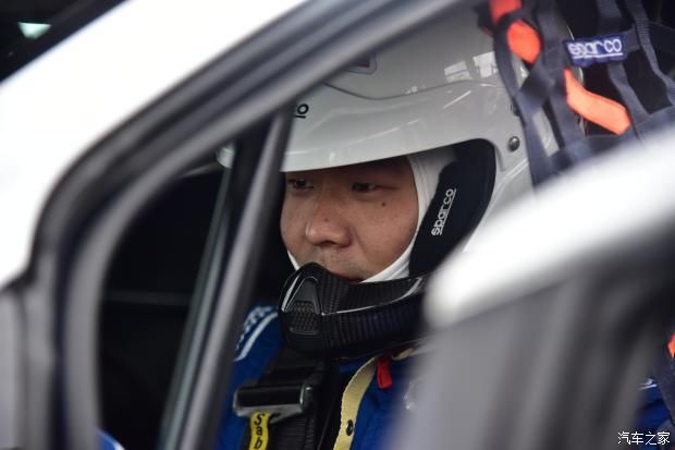 转向|601号赛车被撞，轮圈缺一块还能完赛。818号赛车突然无法转向