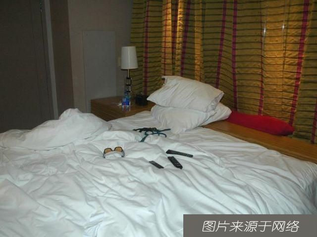  床单|泰国夫妇相拥自杀死在床上，血染红床单，亲戚推门吓懵