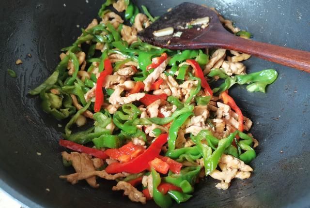  鲜嫩|鸡肉这样做，鲜嫩爽滑还下饭，比猪肉还好吃