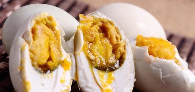 沙流油|腌咸鸭蛋时,别只加食盐,大厨教你正确方法,个个起沙流油