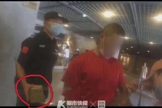  块砖|“我只是想拿出来研究下”男子进雷峰塔拿走半块砖，结果……