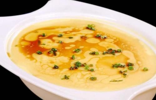 牢记|蒸鸡蛋羹，直接水的做法是不对的，牢记这1点，鸡蛋羹滑嫩