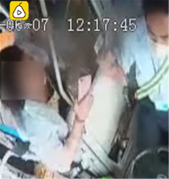 脑袋|真气人！女子乘公交车坐过站，竟砸司机脑袋还抢方向盘