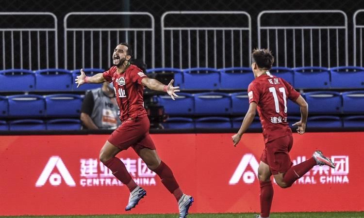 首发|赵一脚紧盯伊沃,哈姆西克遭“雪藏”?首发11人3位置有变化