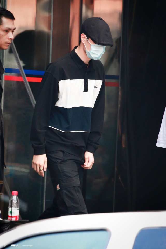  狙击|王一博结束《天天向上》录制下班 来自靓仔的心动狙击注视