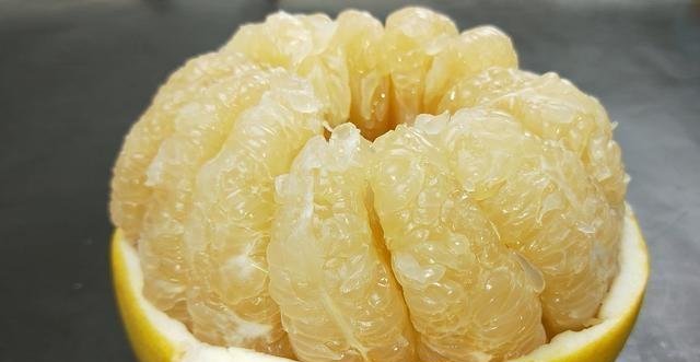  干干净净|柚子学会这样剥，招待客人备用面，拿着方便吃着干净，太有创意了