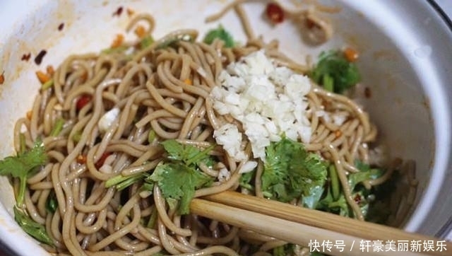  荞麦面|天热吃凉面，很多人都不知面条加入它，劲道又爽滑