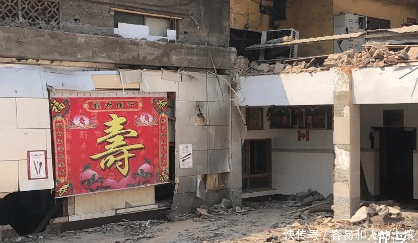  饭店|坍塌饭店寿宴老人下跪道歉：本不想办80大寿，死者家属有理由怪他吗？