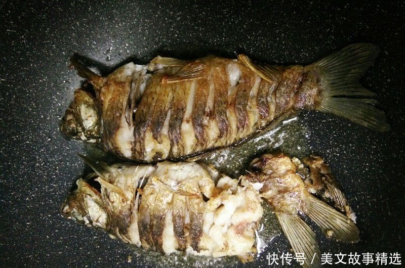 易学|无保留分享《煎焖鲫鱼》的做法,香味浓郁,做法简单易学