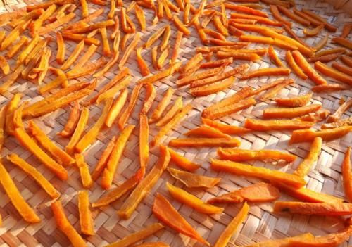 鲜艳|晒红薯干，别直接晒！多做2步，颜色鲜艳，筋道香甜，不干不发黑