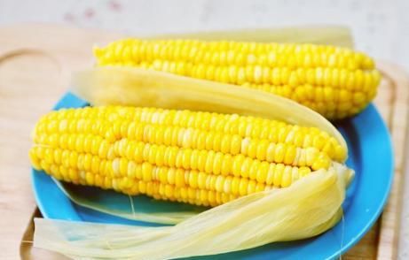  技巧|煮玉米时，清水下锅是不对的，教你1招技巧，玉米软糯更香甜