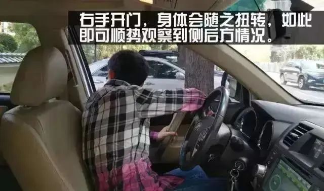 开门杀|惨！路边面包车突然开门，一名骑手被撞后遭大货车碾压身亡