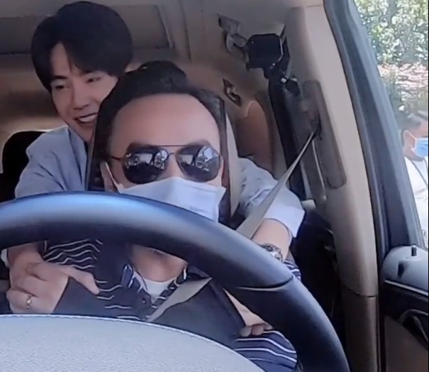  钱枫|《天天向上》王一博归队，拥抱钱枫被弹回来，戳胖肚皮表情超可爱