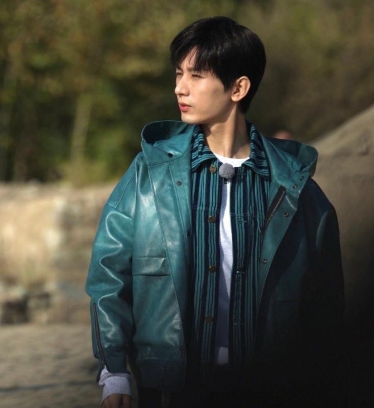  成毅|《跑男》黄河篇路透！成毅皮衣造型清爽，看清蔡徐坤校园男神没跑了