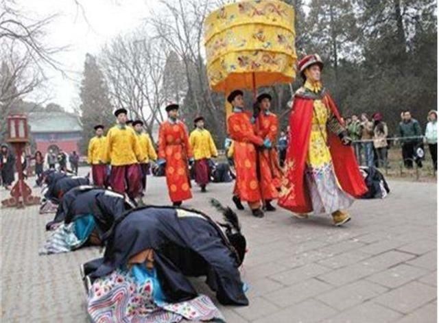  衣服|为啥清朝官员下跪前要拍两下袖子？其中的含义有很多