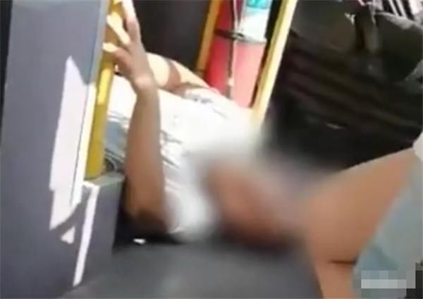 人命|公交车司机发病前靠路边停车，乘客跨过司机下车走开，无视人命！