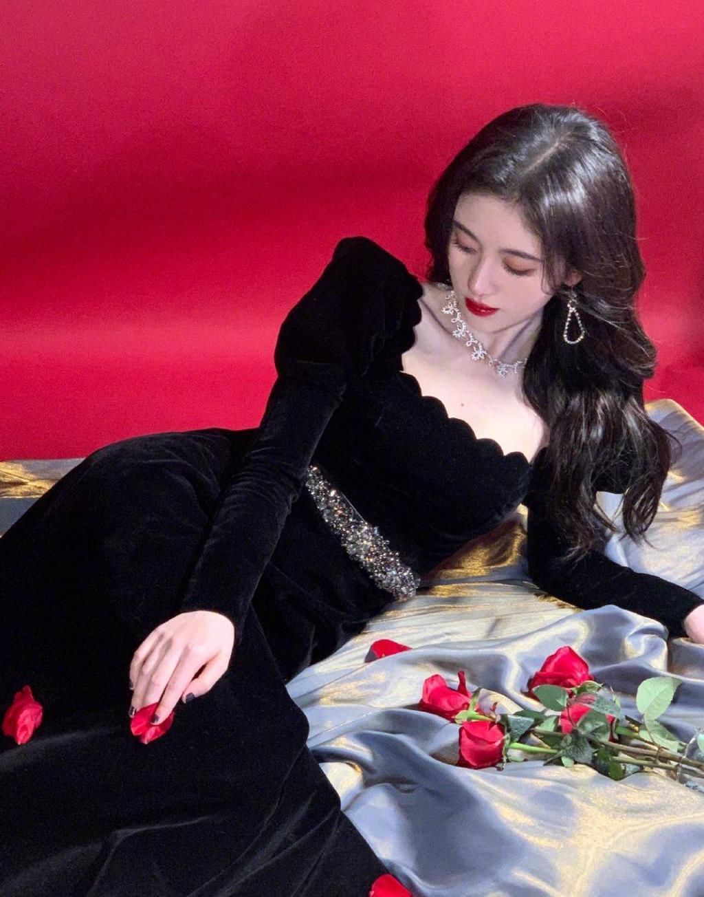 学习她|别跷二郎腿了!现在流行美人坐,看看热巴、鞠婧祎就知道有多惊艳