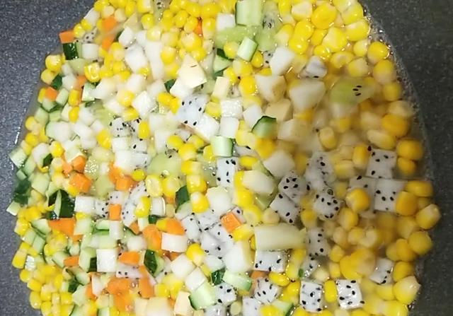  简单|一盘酸甜爽口的果味玉米粒，制作简单又好吃，小朋友们的最爱