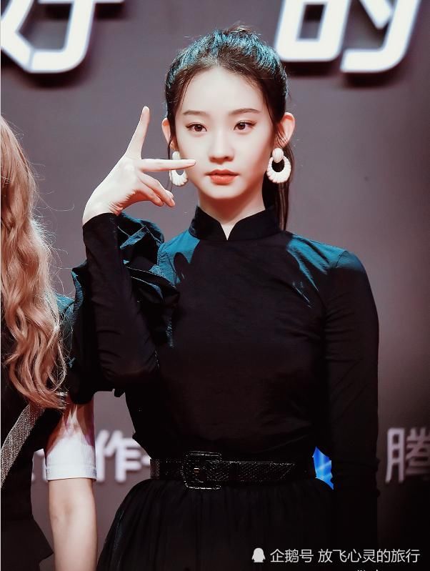  活动|张艺凡活动现场签完名，发现笔没有地方放，她的反应太可爱了