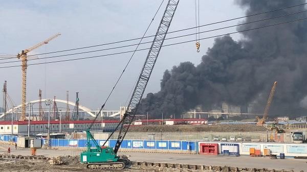  浦东新区|浦东新区雪野二路一工地突发火灾 现场浓烟滚滚无人员伤亡