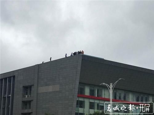 红星|突发！昆明广福路红星美凯龙对面楼上，多名女子欲跳楼……