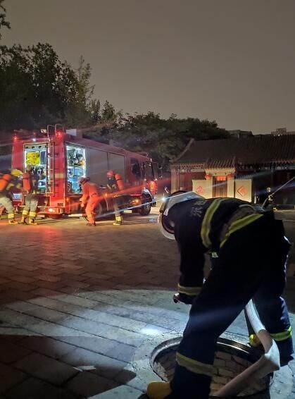  冷却保护|壹现场｜被雷电击中 古建筑群“起火” 消防来“灭”