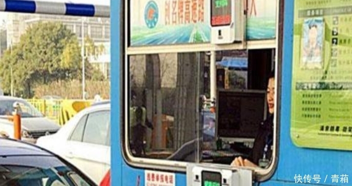  人才|男子因路费将妻儿扔高速，次日收到岳父400块才接人，网友：人才