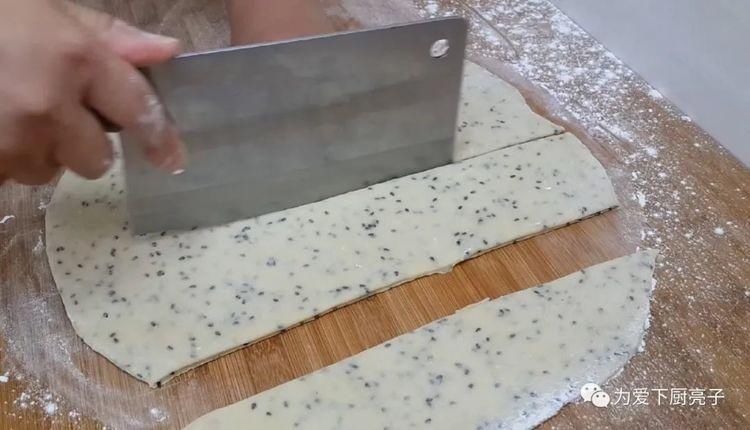  简单|油条这做法才简单，切一切炸一炸，个个焦脆又香甜，学会能开店了