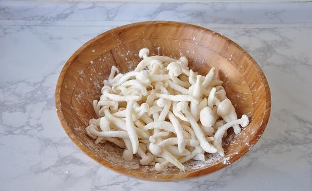 菌菇|初秋，这个菜可以排上日程上餐桌了，又香又酥脆，会管不住嘴的