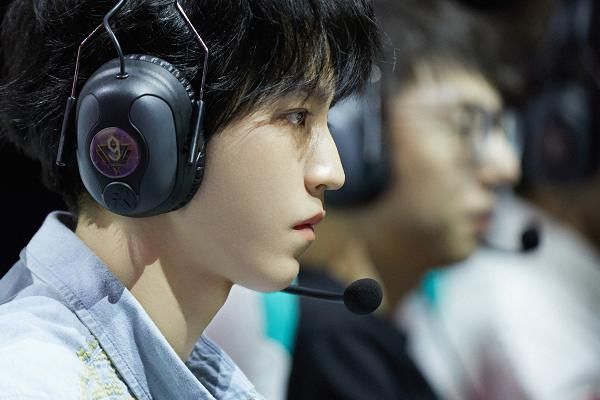  联盟|英雄联盟表演赛，王俊凯跟周杰伦成对手，看到他获胜后的反应，说好的偶像呢