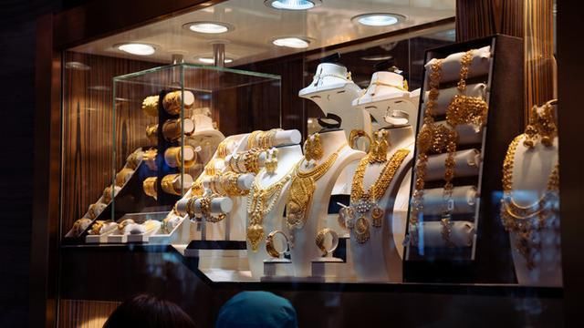 迪拜|迪拜人吃什么?到菜市场转一圈就明白了,帝王蟹、鲨鱼,应有尽有