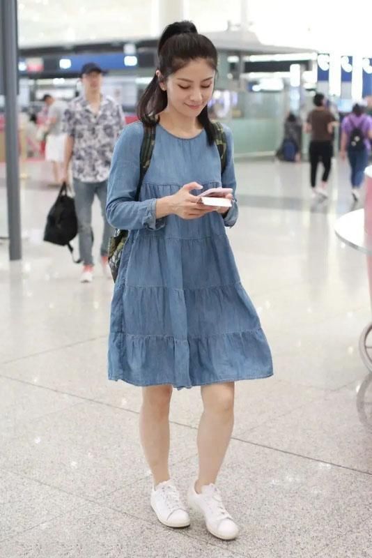 青春甜美|胡可早该这样打扮了，穿娃娃裙嫩成少女，小2岁的沙溢该有压力了