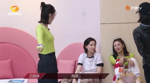  精神焕发|王丽坤换组后精神焕发，舞台上踢翻凳子，二公勇夺第一