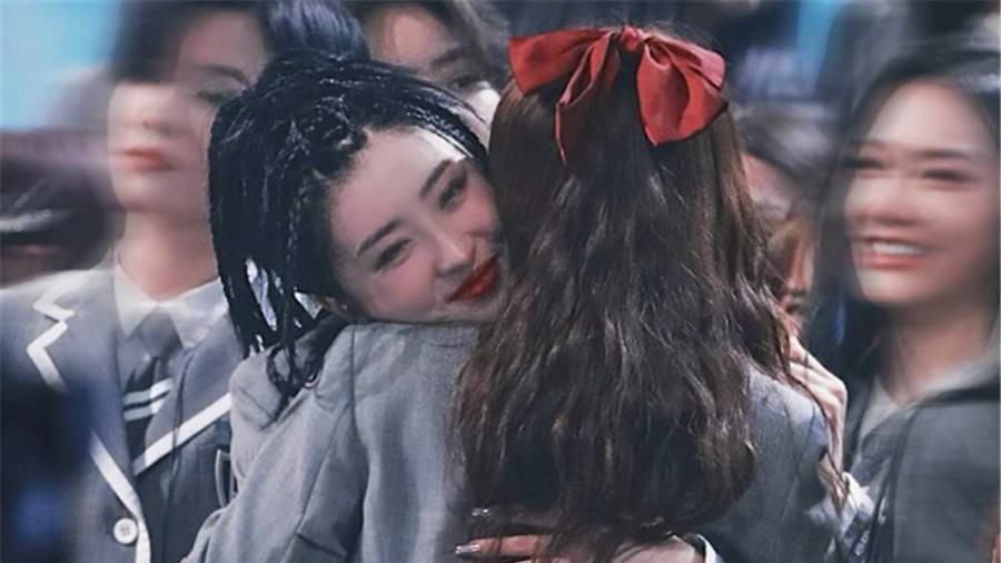 现场|虞书欣第2名出道泪洒现场,看到她第一个抱的人,网友和谁关系好一目了然