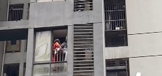  吵架|和老公吵架后 女子站5楼窗沿哭喊近2小时