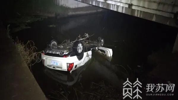  失控|惨！射阳一车辆失控冲进河，一人溺亡。。