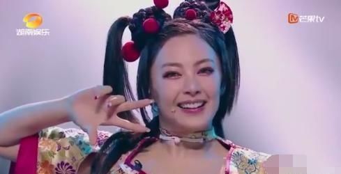  扇子|浪姐三公表演舞台，金莎扇子两次掉落，下台后崩溃大哭