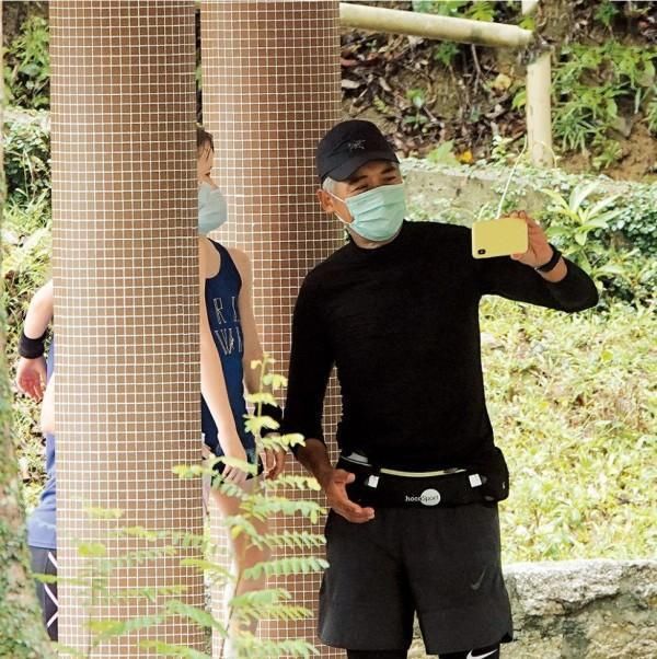 身材|不怕发嫂吃醋？65岁周润发晨跑身材好，与女子贴身做热身引关注