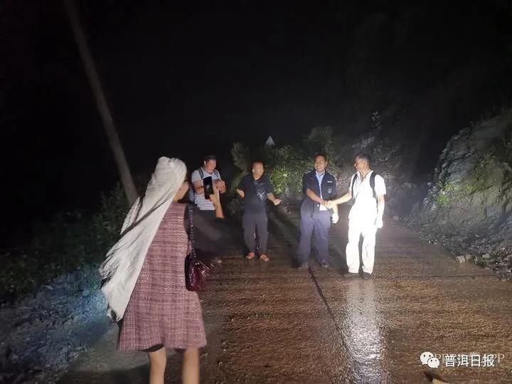  这件|?4人被困无量山深山中！只因下雨天心急做了这件错事