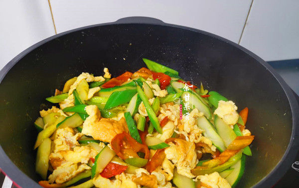  下饭|炒鸡蛋简单快捷也下饭，我用这两种蔬菜同炒，爽口开胃老光盘