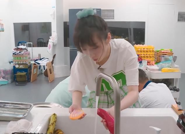  蛾子|李浩菲又出幺蛾子？洗菜暴露文化水平，林大厨一句话嘲笑不留情面