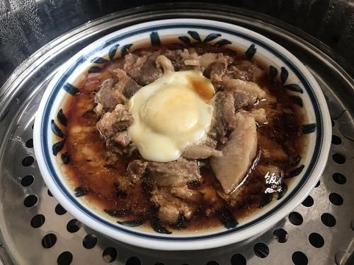 酱油|五花肉别红烧了，加酱油腌一晚上，再加个鸡蛋上锅蒸，好吃不油腻