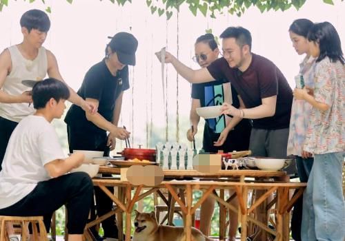  中餐厅|《中餐厅》发布赵丽颖预告片，却因为拿勺不规范被质疑，这届网友太严格