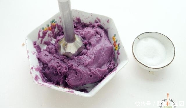 面团|家里有面粉一定要试试,上锅一蒸,柔软好吃,蛋糕一次成功!