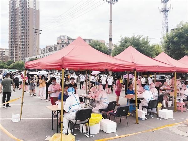  医护人员|医护人员在大连各采样点展开拉网式核酸检测