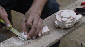  有个|山东有个大爷版李子柒！“玩木头”爆红海外！能造2600年前“鲁班凳”