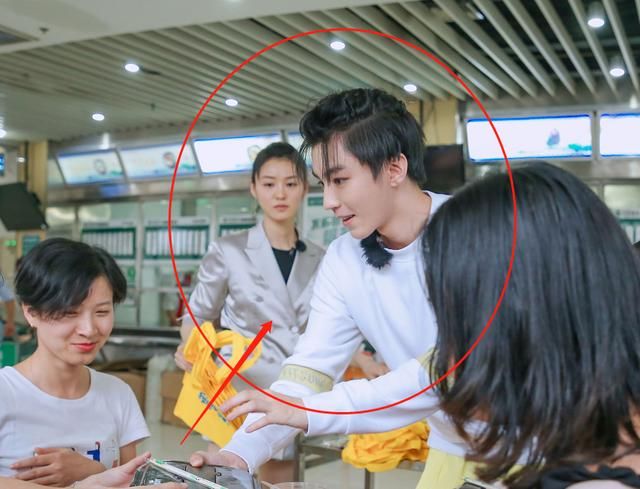 生图|《中餐厅4》路透,王俊凯被路人抓拍,生图下的身高我没看错吧?