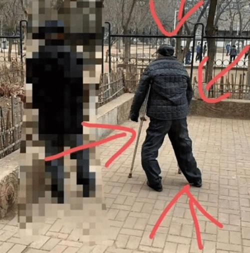  担心自己|拄拐大爷掰弯车牌，理由让车主愤怒，直接偷了大爷的拐