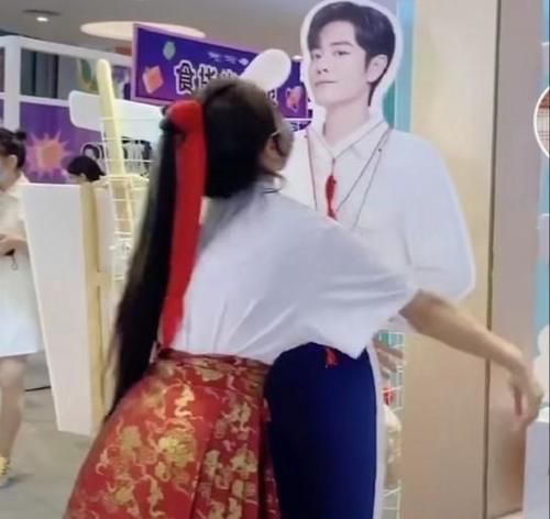 看爱|别家看爱豆营业肖战粉丝抱抱立牌听歌,《光点》百日单平台销售额破亿